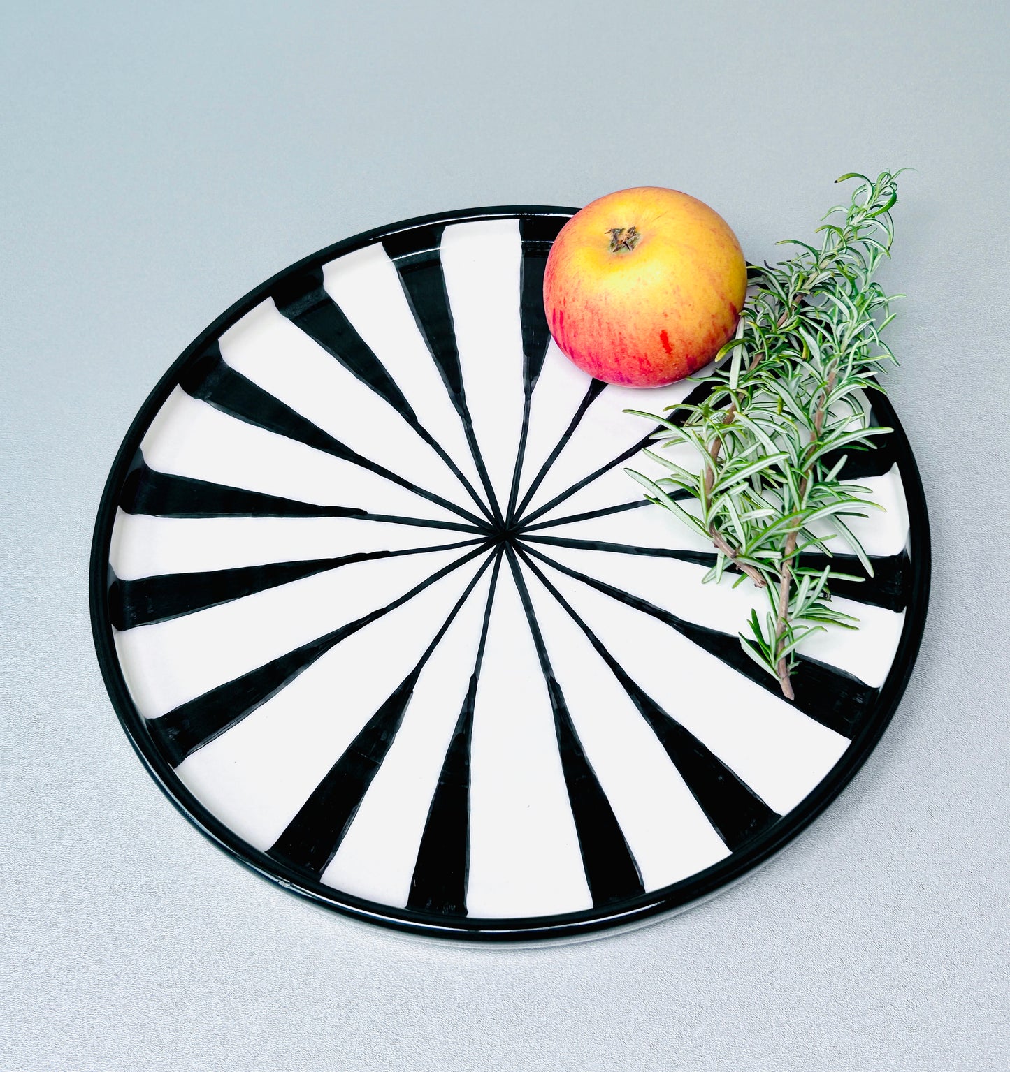 Flacher Teller mit Rand"Schwarz & Weiß" (Ø 26 cm)