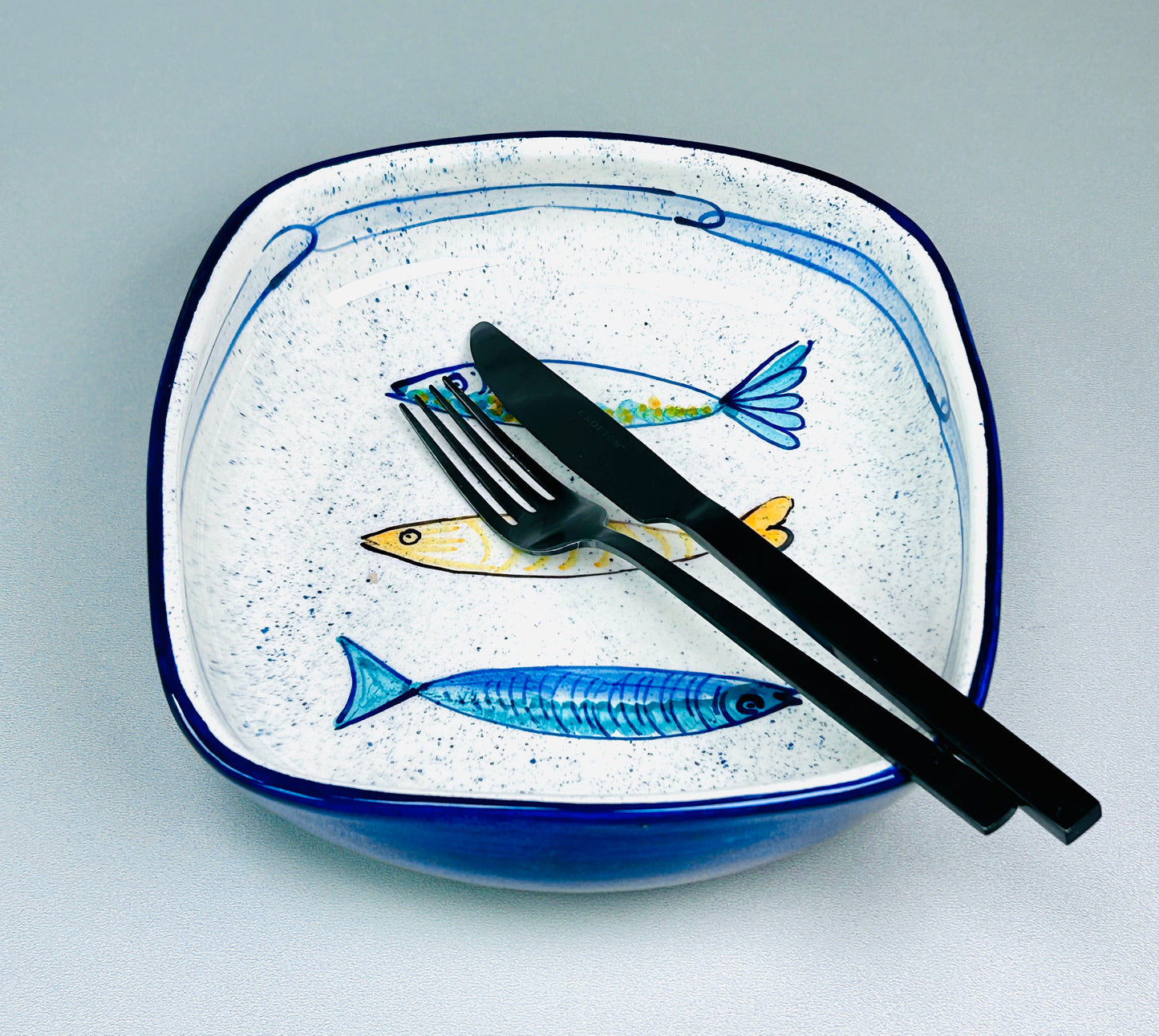 Teller tief/Schale quadratisch "Sardinen" (Länge + Breite: 21 cm, Höhe: 7 cm)