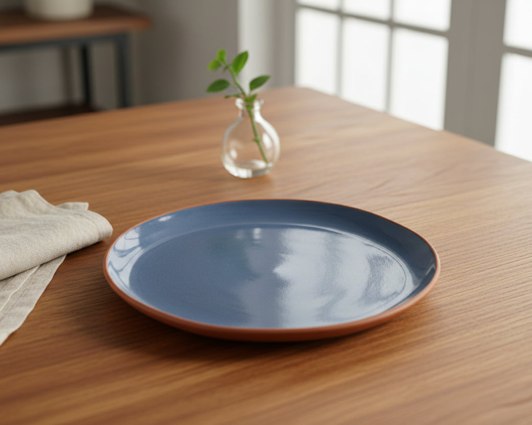 Handgefertigter Keramikteller – blau mit Terrakottarand Ø 23 cm
