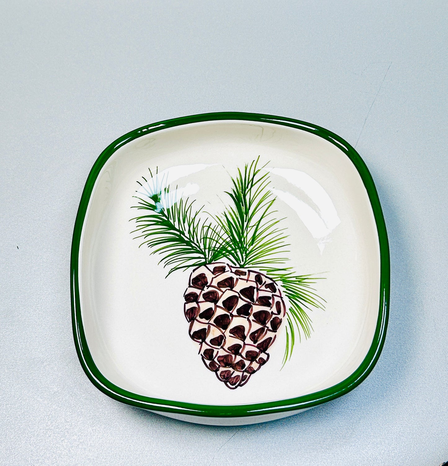 Teller tief/Schale quadratisch, runde Ecken "Tannenzapfen" (Länge + Breite: 21 cm, Höhe: 7 cm)