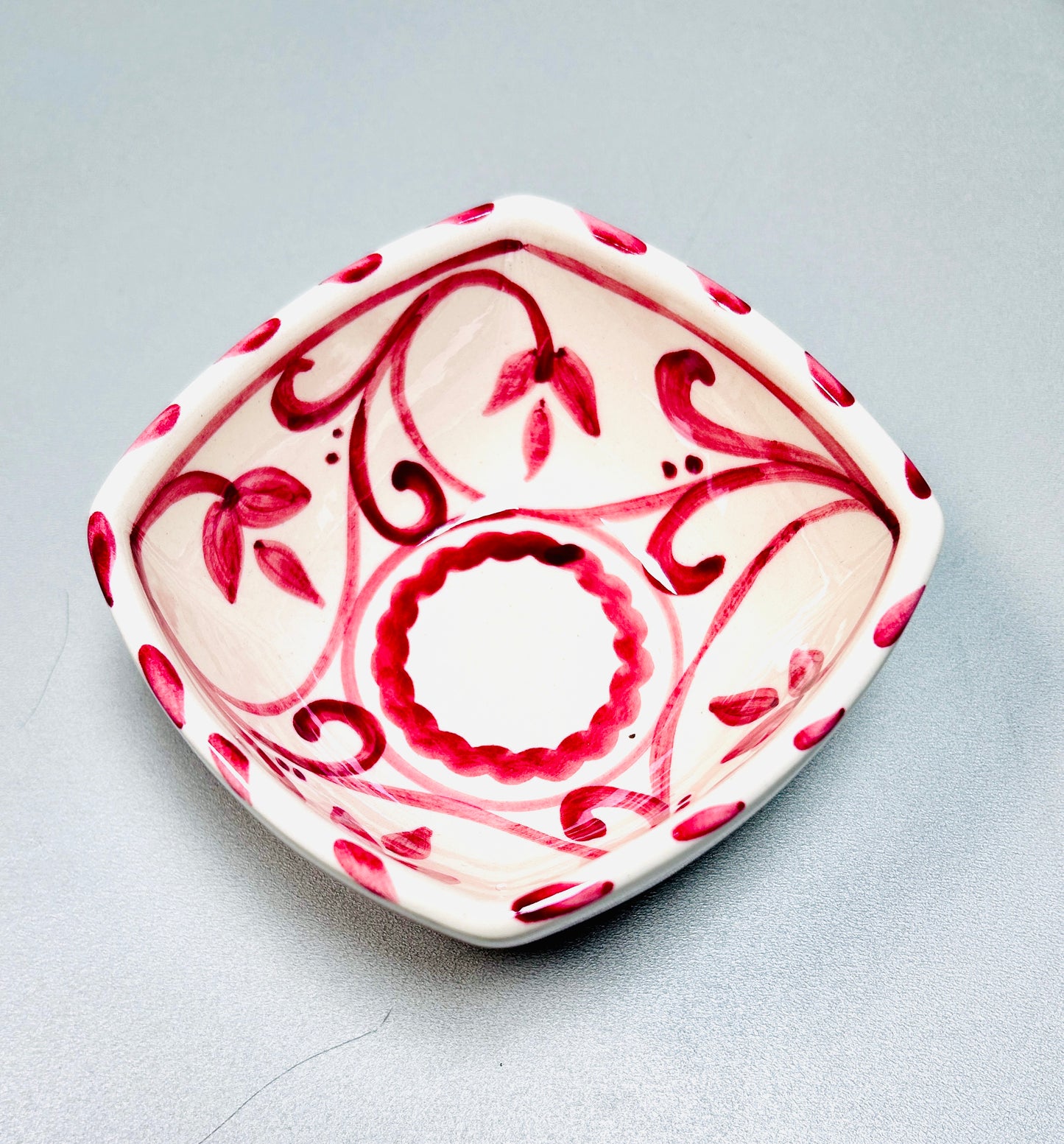 Schale quadratisch, runde Ecken, dunkelrot "Träume von Sevilla" (Länge + Breite: 12 cm, Höhe: 6 cm)