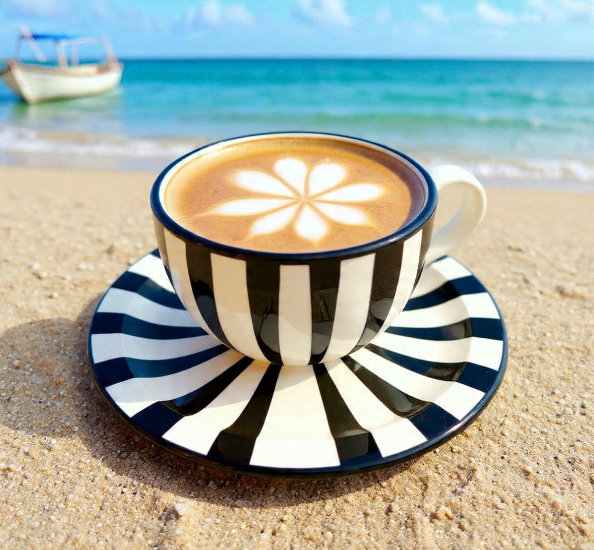 Tasse mit Untertasse "Schwarz & Weiß" (Ø Untertasse: 19 cm Ø Tasse: 9 cm)