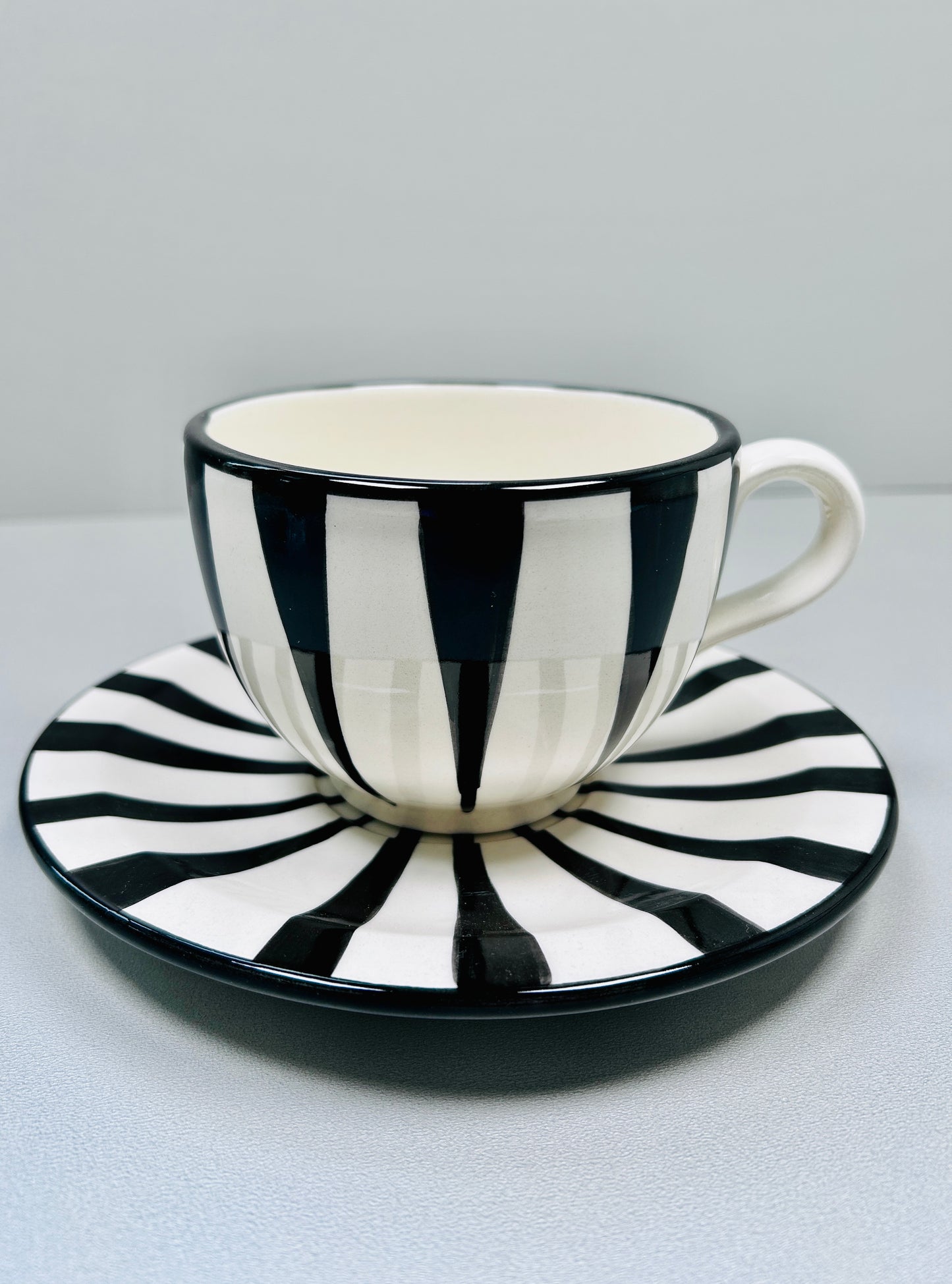 Tasse mit Untertasse "Schwarz & Weiß" (Ø Untertasse: 19 cm Ø Tasse: 9 cm)