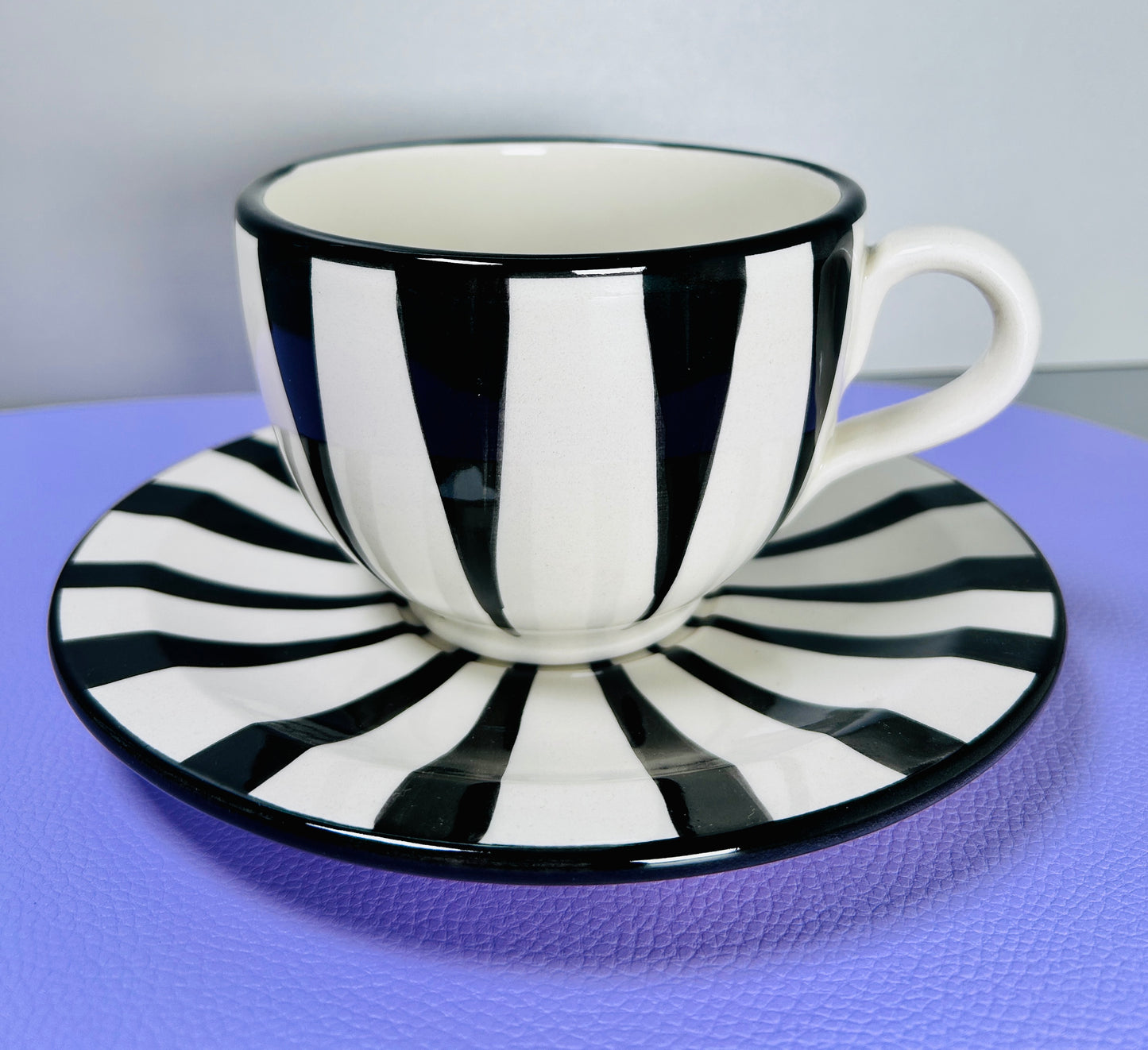 Tasse mit Untertasse "Schwarz & Weiß" (Ø Untertasse: 19 cm Ø Tasse: 9 cm)