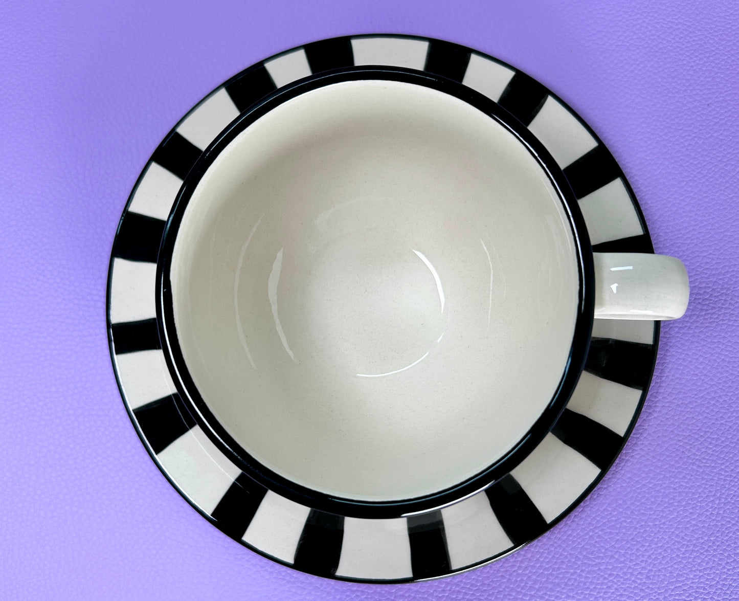 Tasse mit Untertasse "Schwarz & Weiß" (Ø Untertasse: 19 cm Ø Tasse: 9 cm)