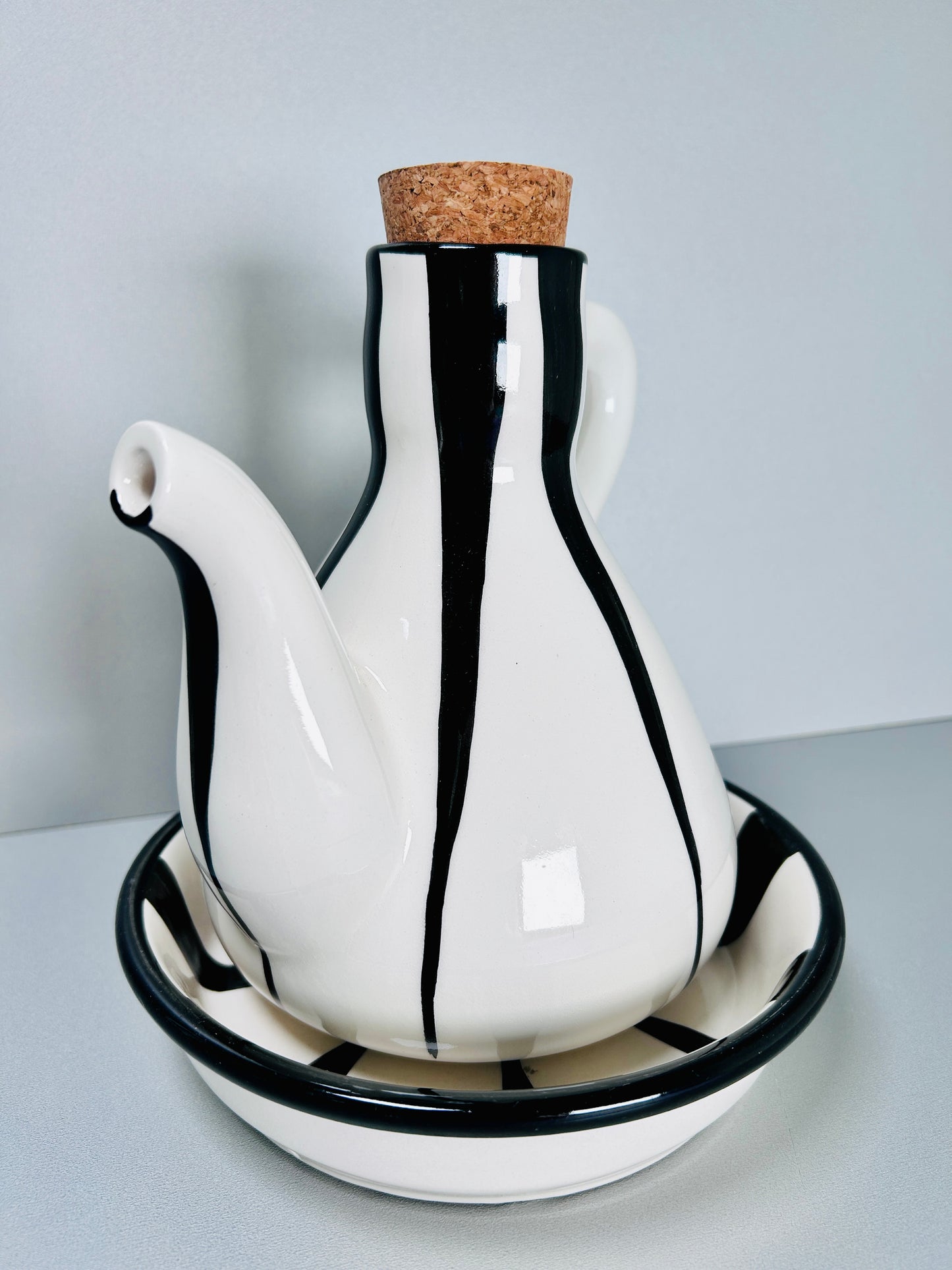 Ölkanne mit Teller "Schwarz & Weiß" (20 x 18 cm)
