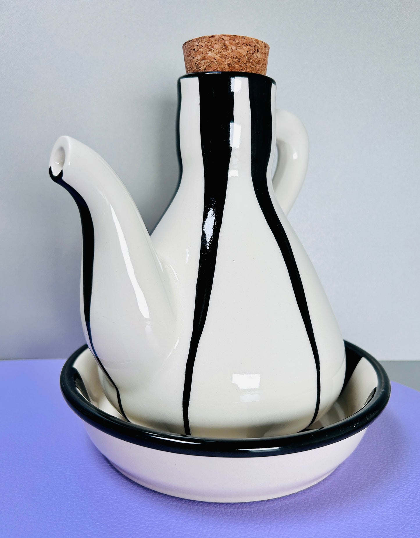 Ölkanne mit Teller "Schwarz & Weiß" (20 x 18 cm)