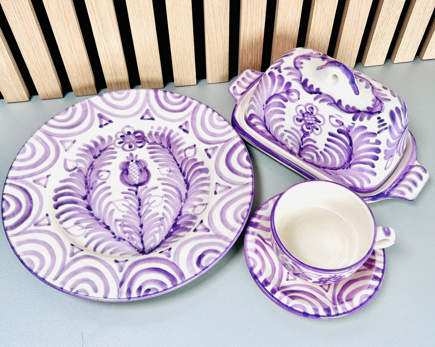 Butterdose " Blumen von Granada" lila/weiß (Länge: 19,5 cm Breite: 13,5 cm Höhe: 11 cm)