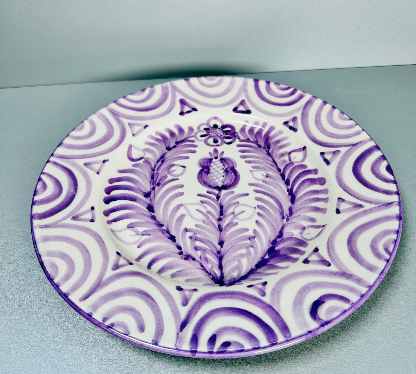 Flacher Teller "Blumen von Granada", lila/weiß (Ø 24 cm)