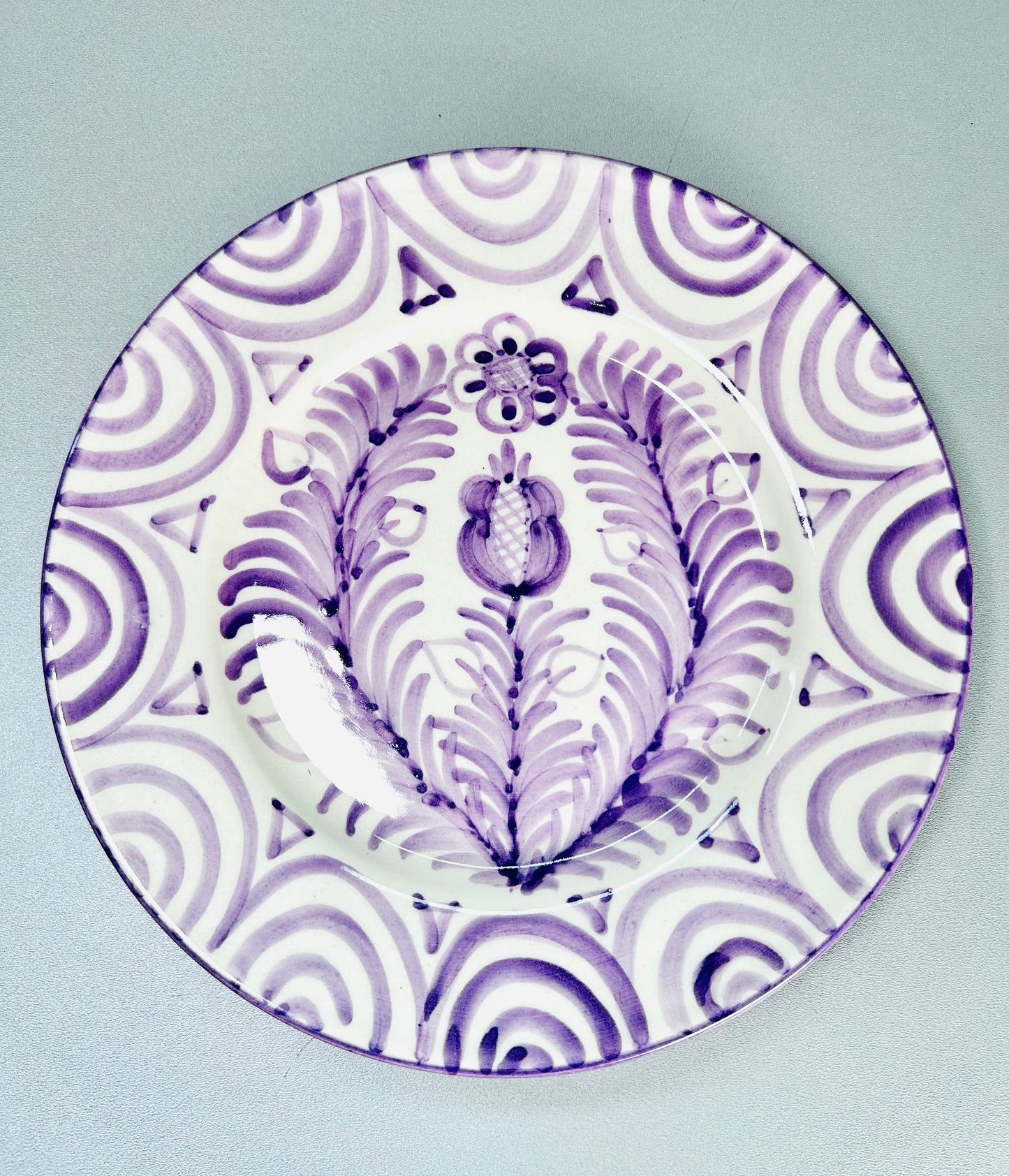 Flacher Teller "Blumen von Granada", lila/weiß (Ø 24 cm)