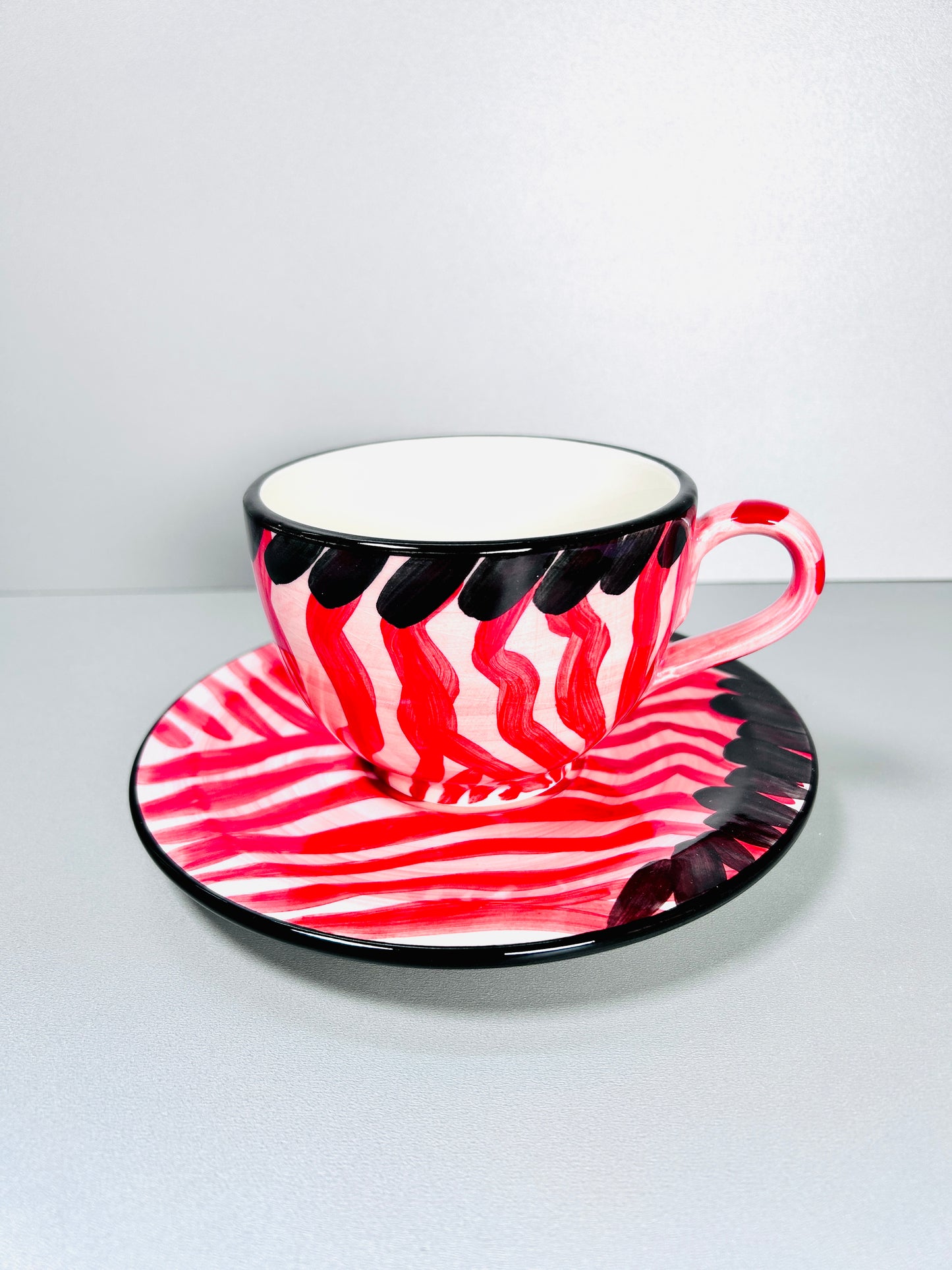 Tasse mit Untertasse "rotes Zebra" (Ø Untertasse: 19 cm Ø Tasse: 9 cm)