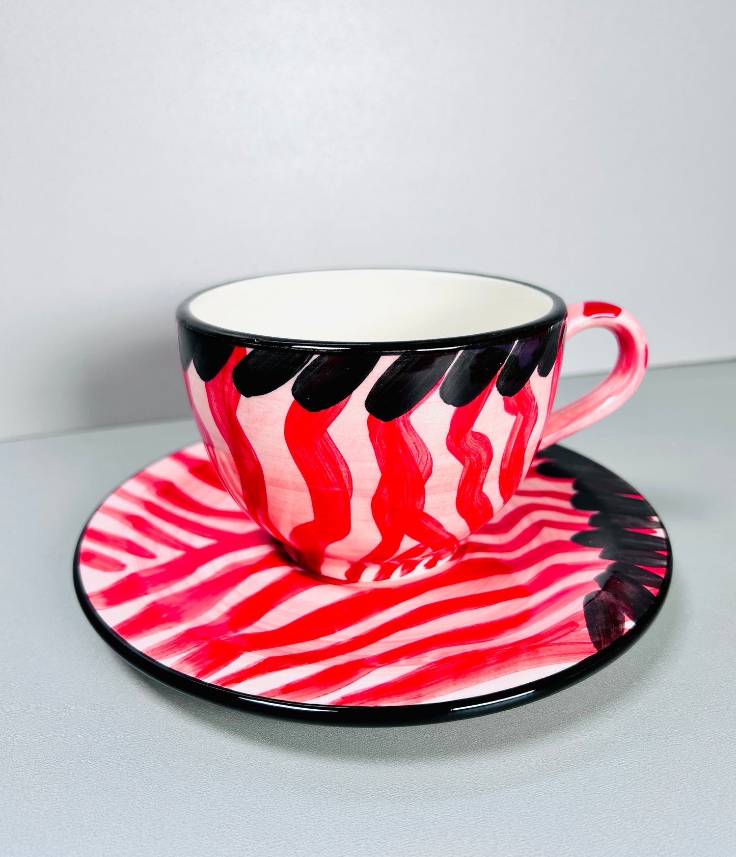 Tasse mit Untertasse "rotes Zebra" (Ø Untertasse: 19 cm Ø Tasse: 9 cm)