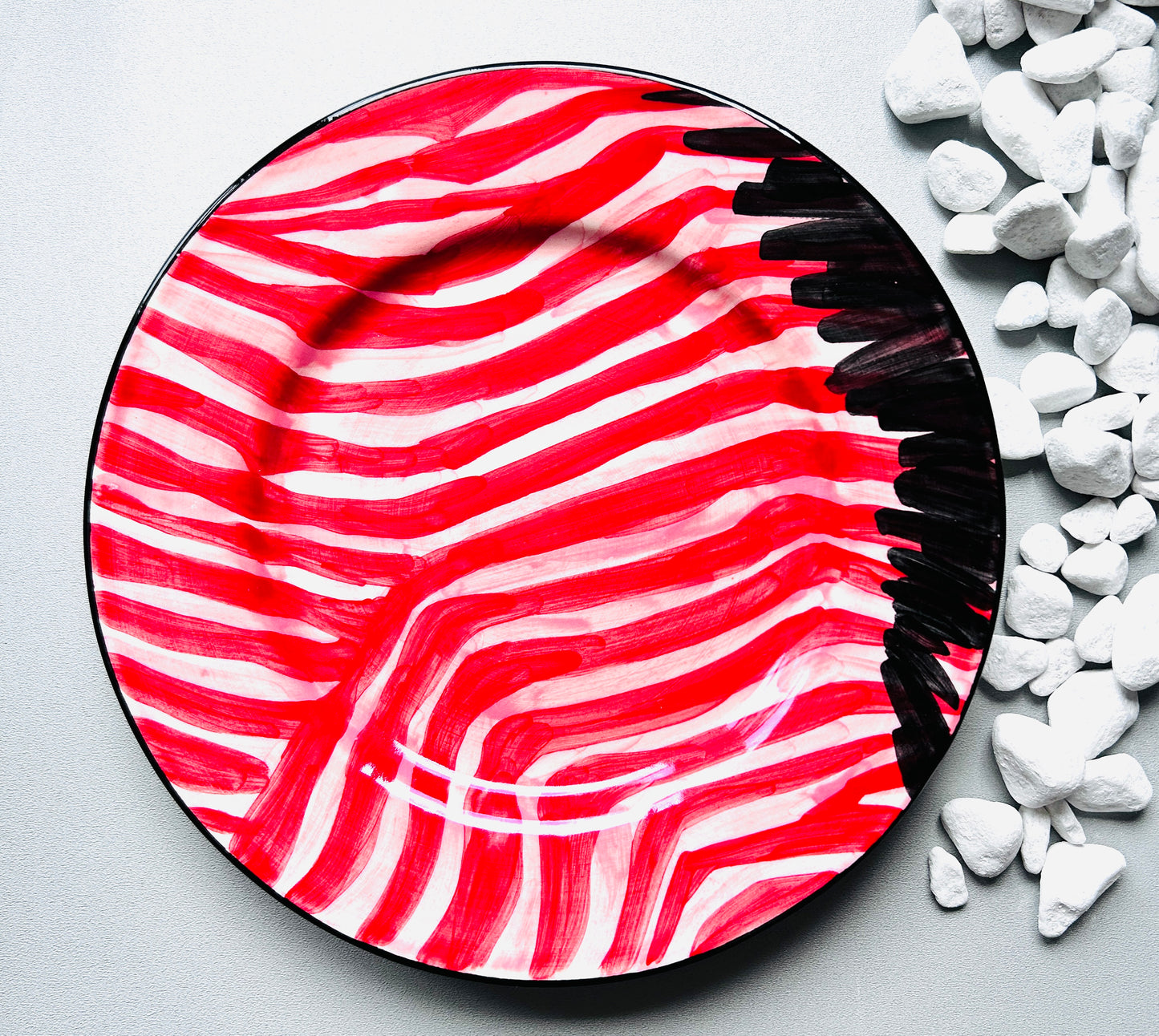 Flacher Teller "rotes Zebra" (Ø 24 cm)