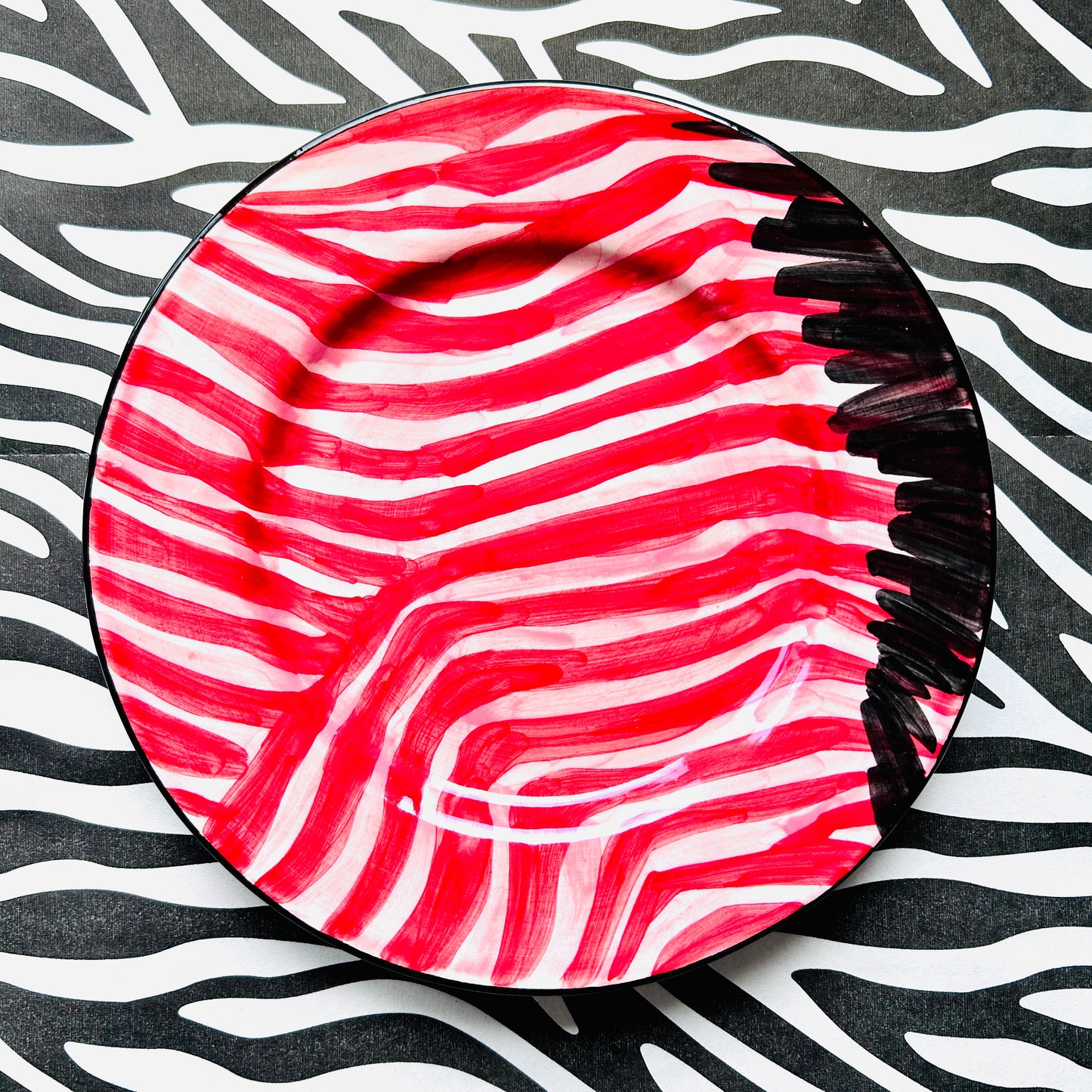 Flacher Teller "rotes Zebra" (Ø 24 cm)