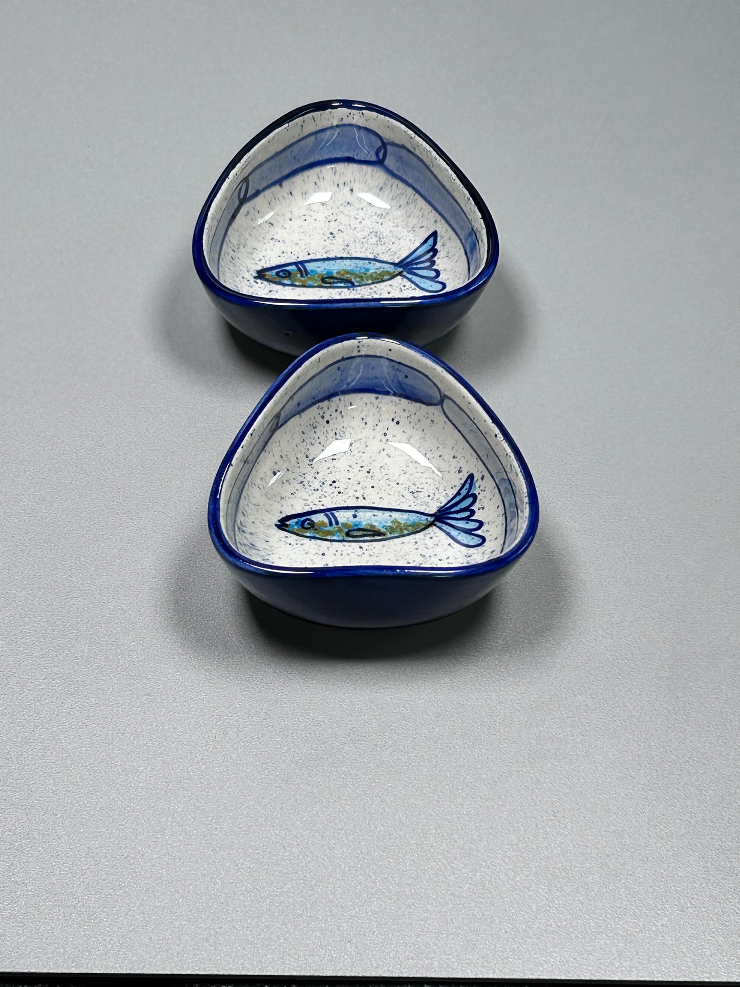 Dreieckige Schale / Dip-Schale "Sardinen", außen blau (Breite: 11 cm Höhe: 5 cm)
