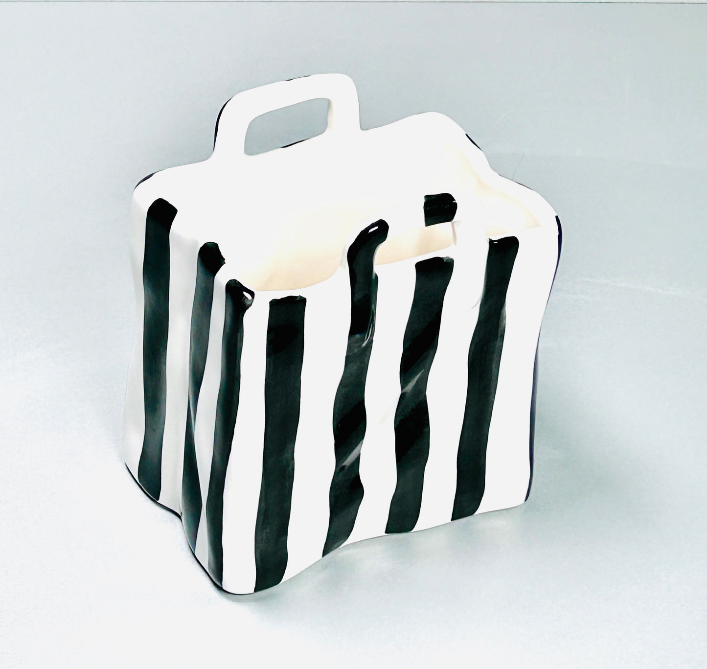 Vase in Taschenform "Schwarz & Weiß" (Länge: 13 cm Breite: 9 cm Höhe: 15 cm)