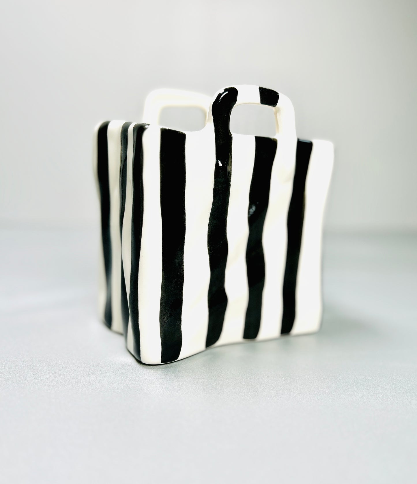 Vase in Taschenform "Schwarz & Weiß" (Länge: 13 cm Breite: 9 cm Höhe: 15 cm)