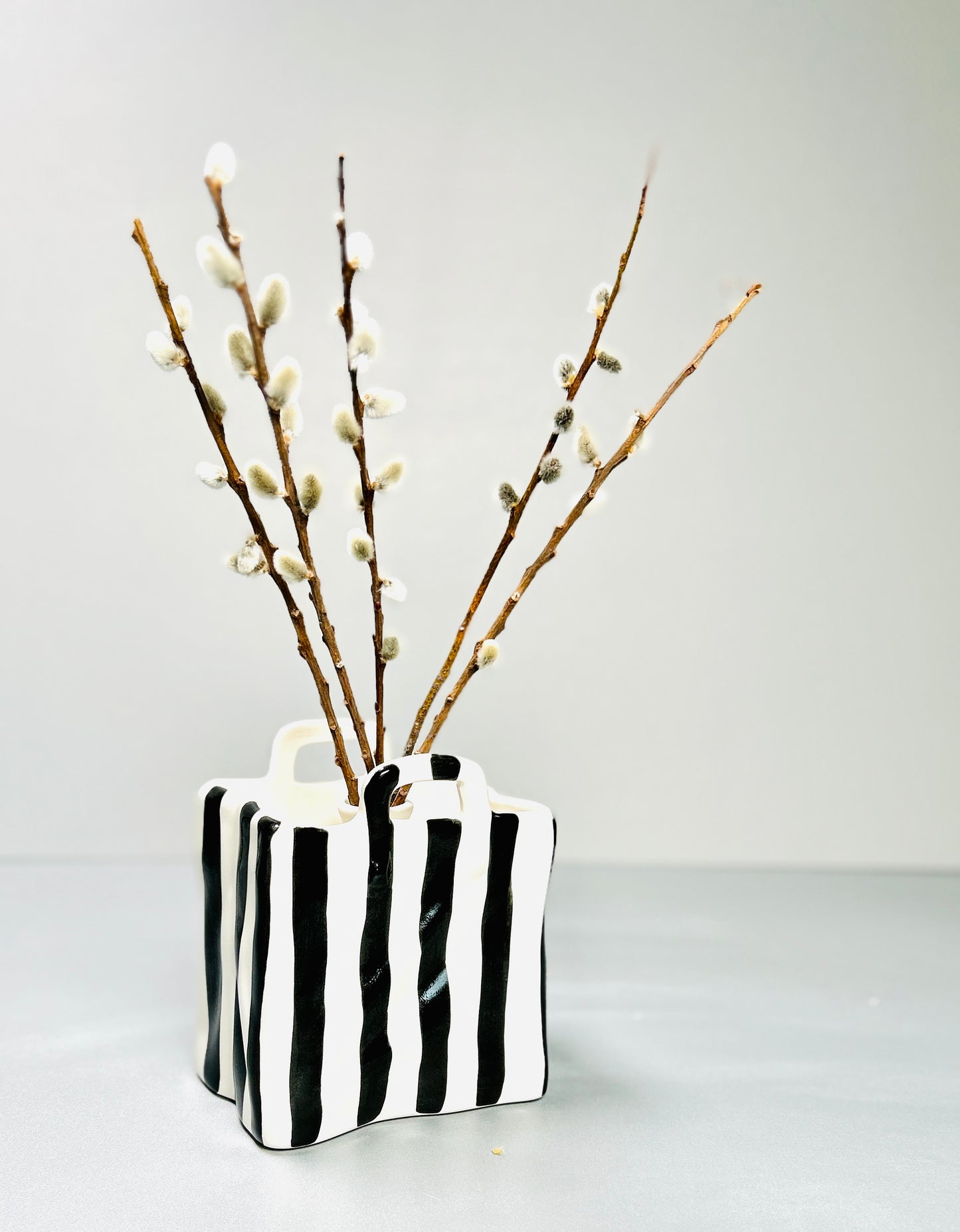 Vase in Taschenform "Schwarz & Weiß" (Länge: 13 cm Breite: 9 cm Höhe: 15 cm)