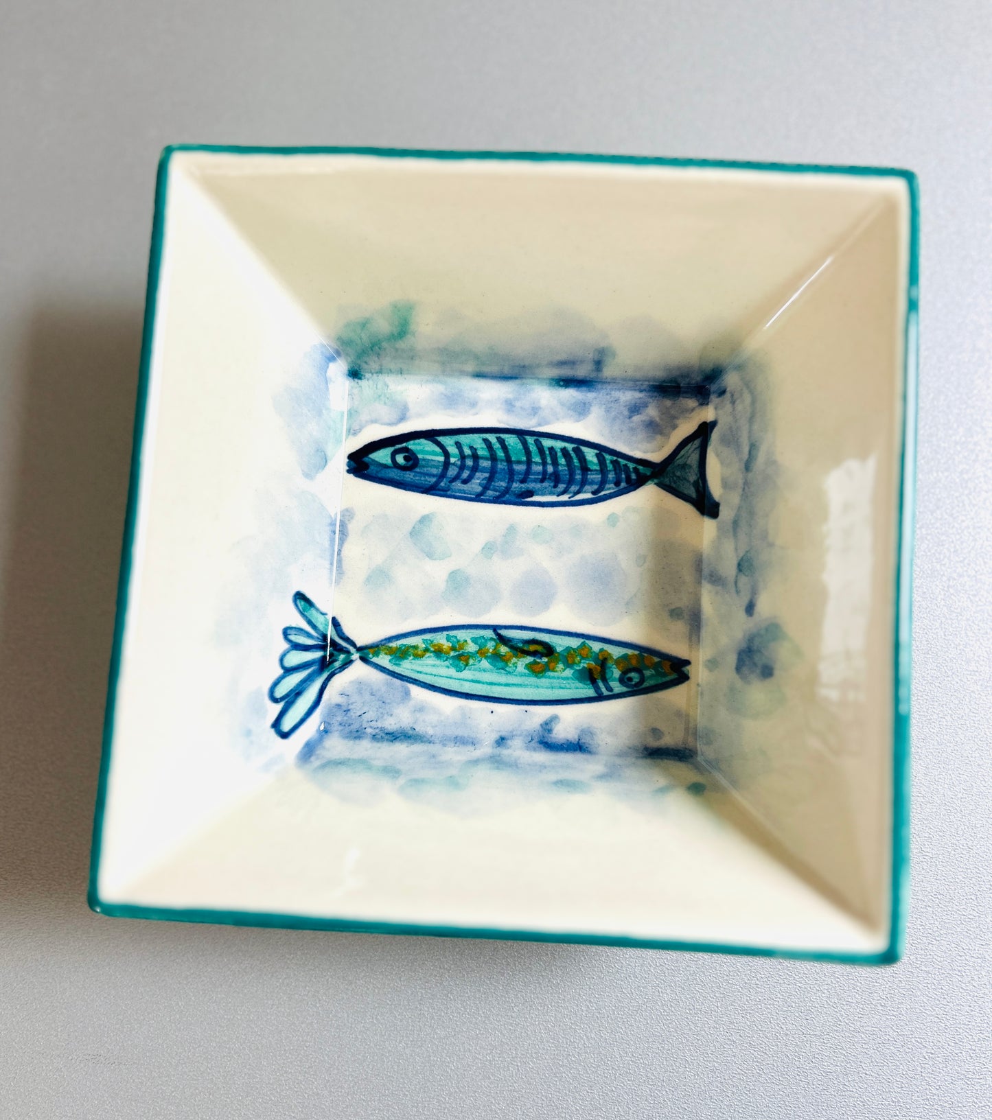 Quadratische Schale "Fischfreunde Nora und Fee", außen türkis (Länge: 14 cm, Höhe: 5 cm)