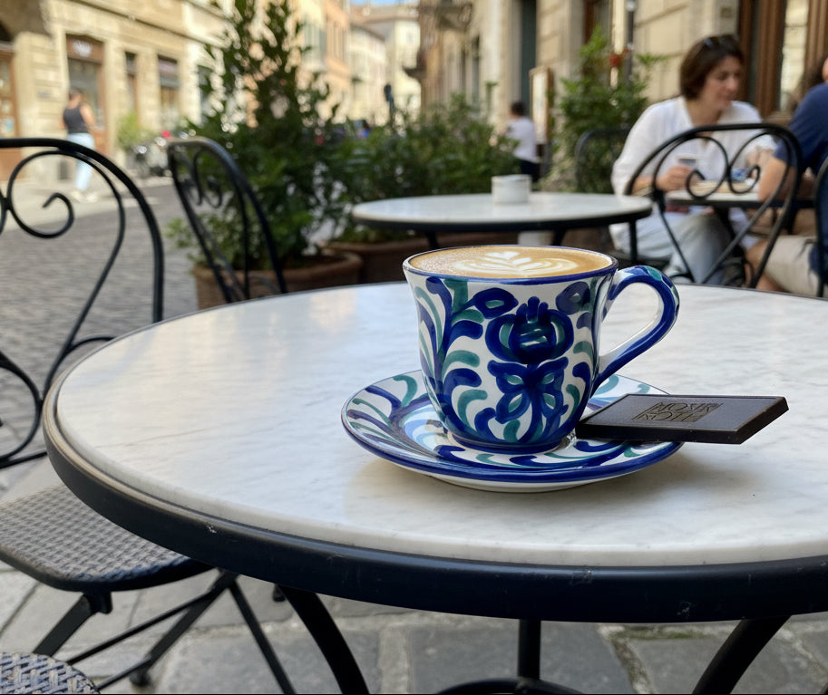 "Handgemachte Kaffee- und Teetasse mit floralen Mustern in Blau und Grün, inspiriert von der Keramik Granadas. Mit passender Untertasse für stilvollen Genuss."