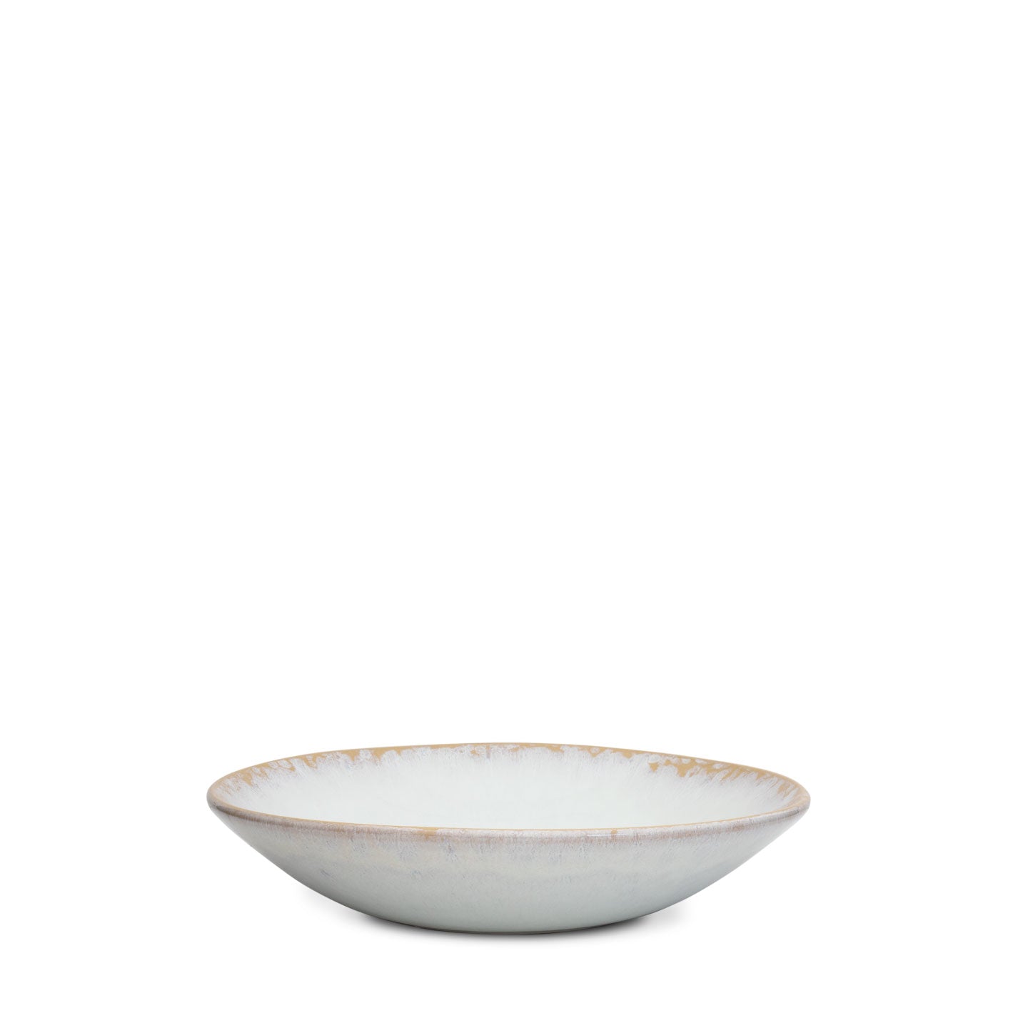 Terrafina Amazonia Pasta-Teller in Weiß – Seitenansicht mit geschwungener Form und ockerfarbenem Rand, Ø 22 cm, handgefertigt in Portugal