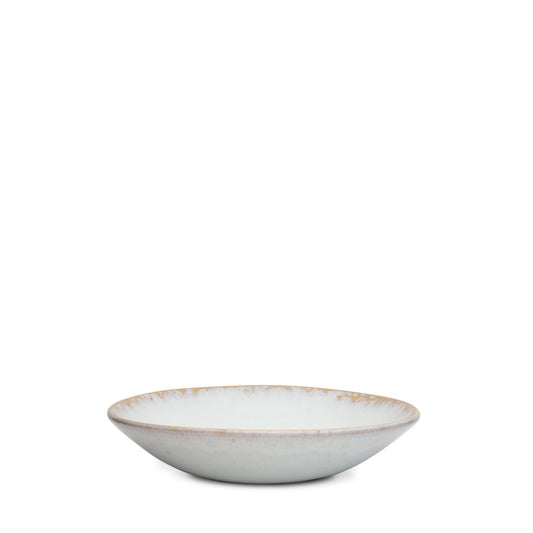 Terrafina Amazonia Pasta-Teller in Weiß – Seitenansicht mit geschwungener Form und ockerfarbenem Rand, Ø 22 cm, handgefertigt in Portugal