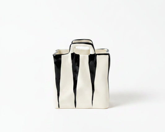 Vase in Taschenform "Schwarz & Weiß" (Länge: 13 cm Breite: 9 cm Höhe: 15 cm)