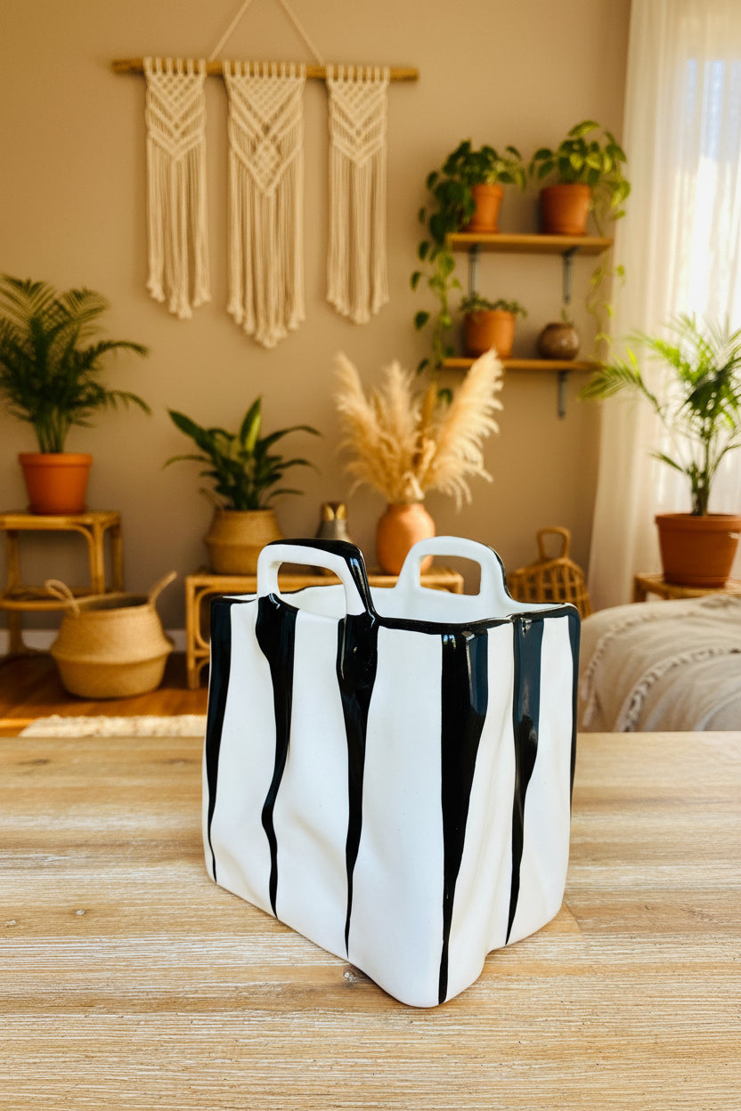 Vase in Taschenform "Schwarz & Weiß" (Länge: 13 cm Breite: 9 cm Höhe: 15 cm)