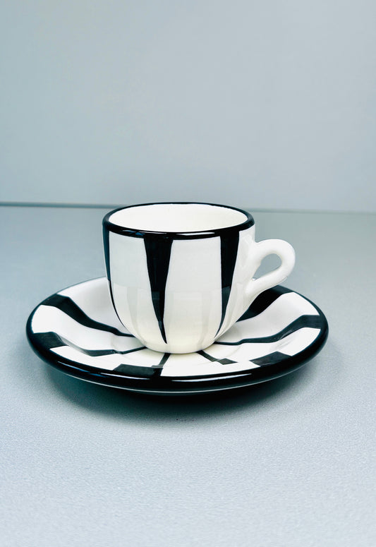 Espresso Tasse mit Untertasse  "Schwarz & Weiß" (Tasse Ø: 6,5 cm Ø Untertasse: 12 cm)