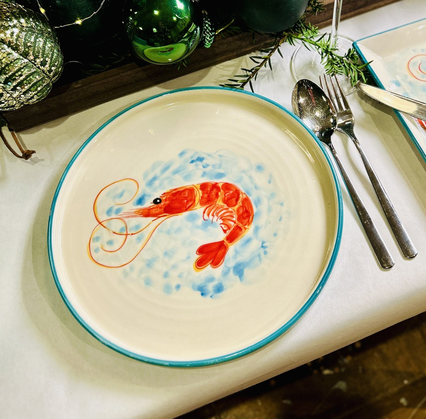 Flacher Teller mit Rand in türkis "Carlos die kleine Garnele" (Ø 26 cm)