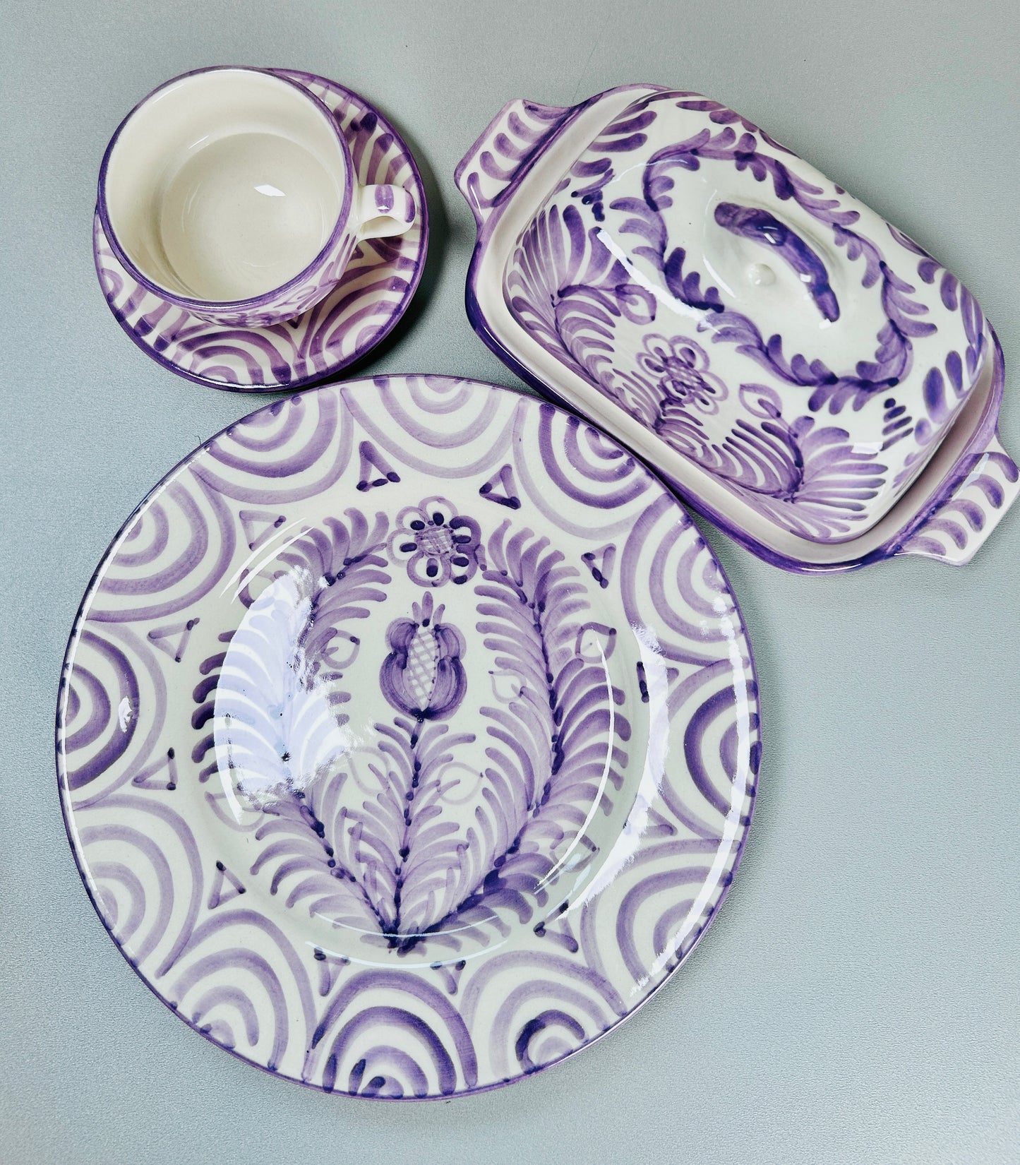 Kaffeetasse mit Untertasse "Blumen von Granada", lila/weiß (Ø Tasse: 9cm, Ø Untertasse: 13 cm Höhe: 6 cm)