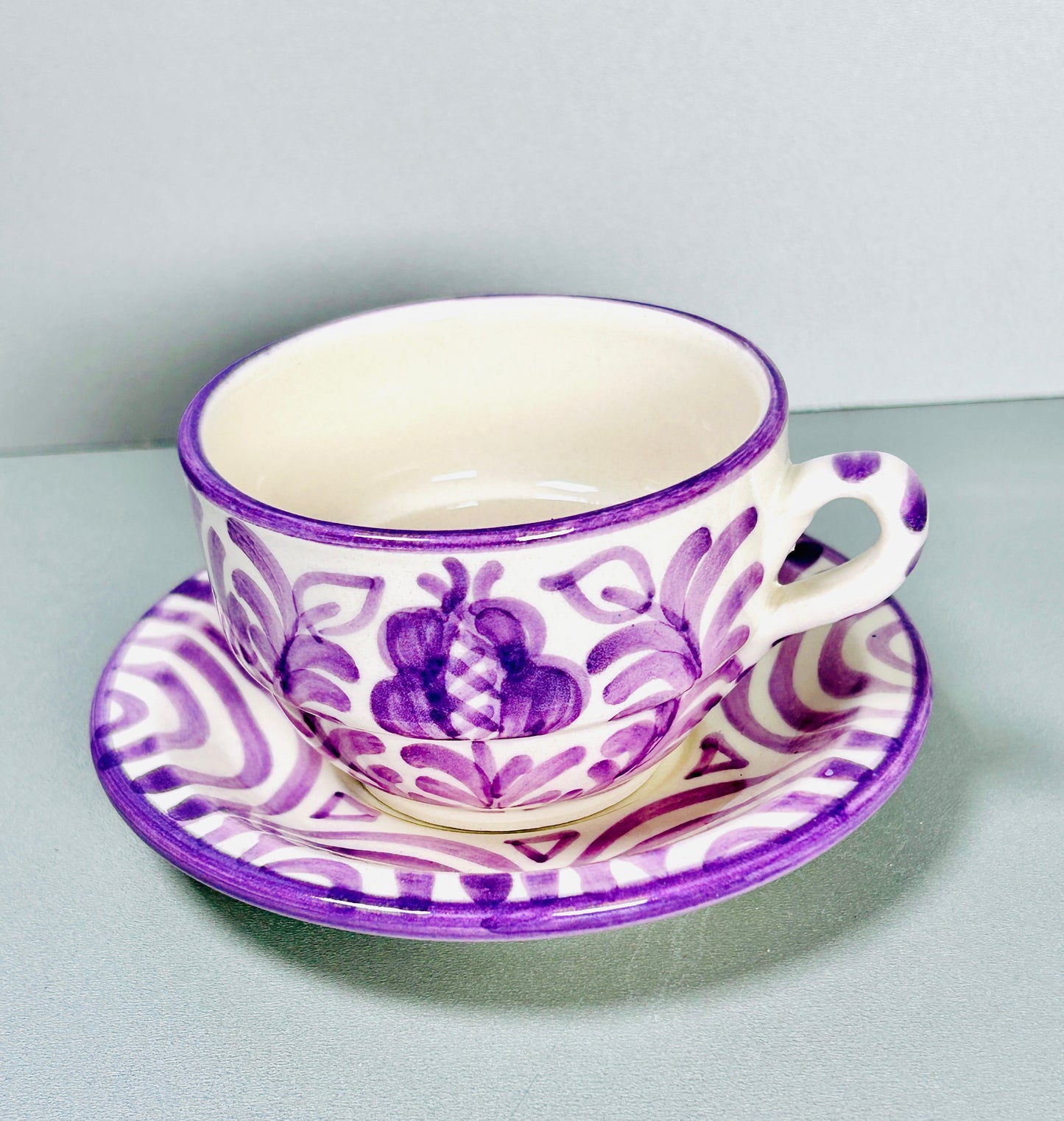 Kaffeetasse mit Untertasse "Blumen von Granada", lila/weiß (Ø Tasse: 9cm, Ø Untertasse: 13 cm Höhe: 6 cm)