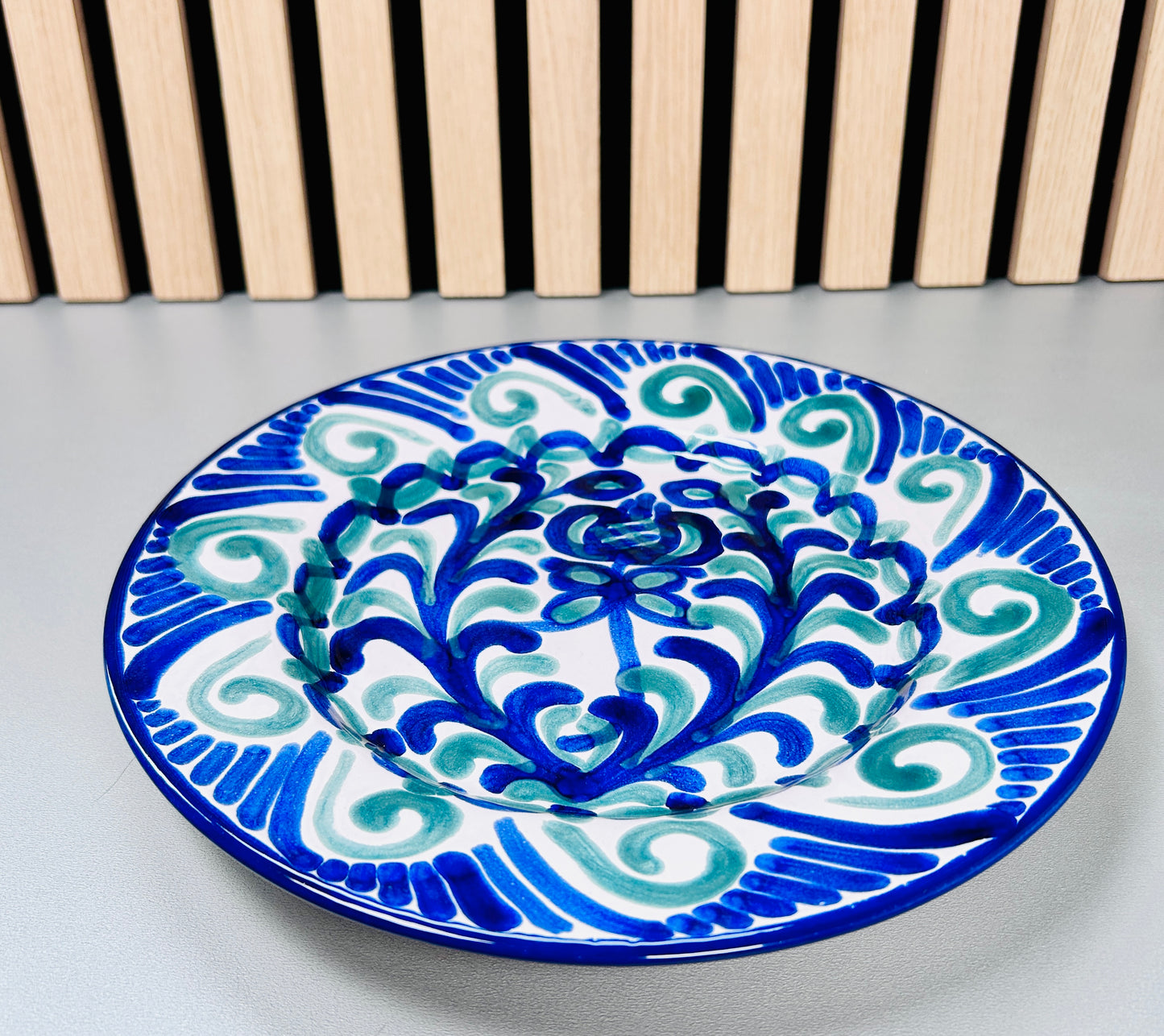 Flacher Teller "Blumen von Granada", blau/grün (Ø24 cm)
