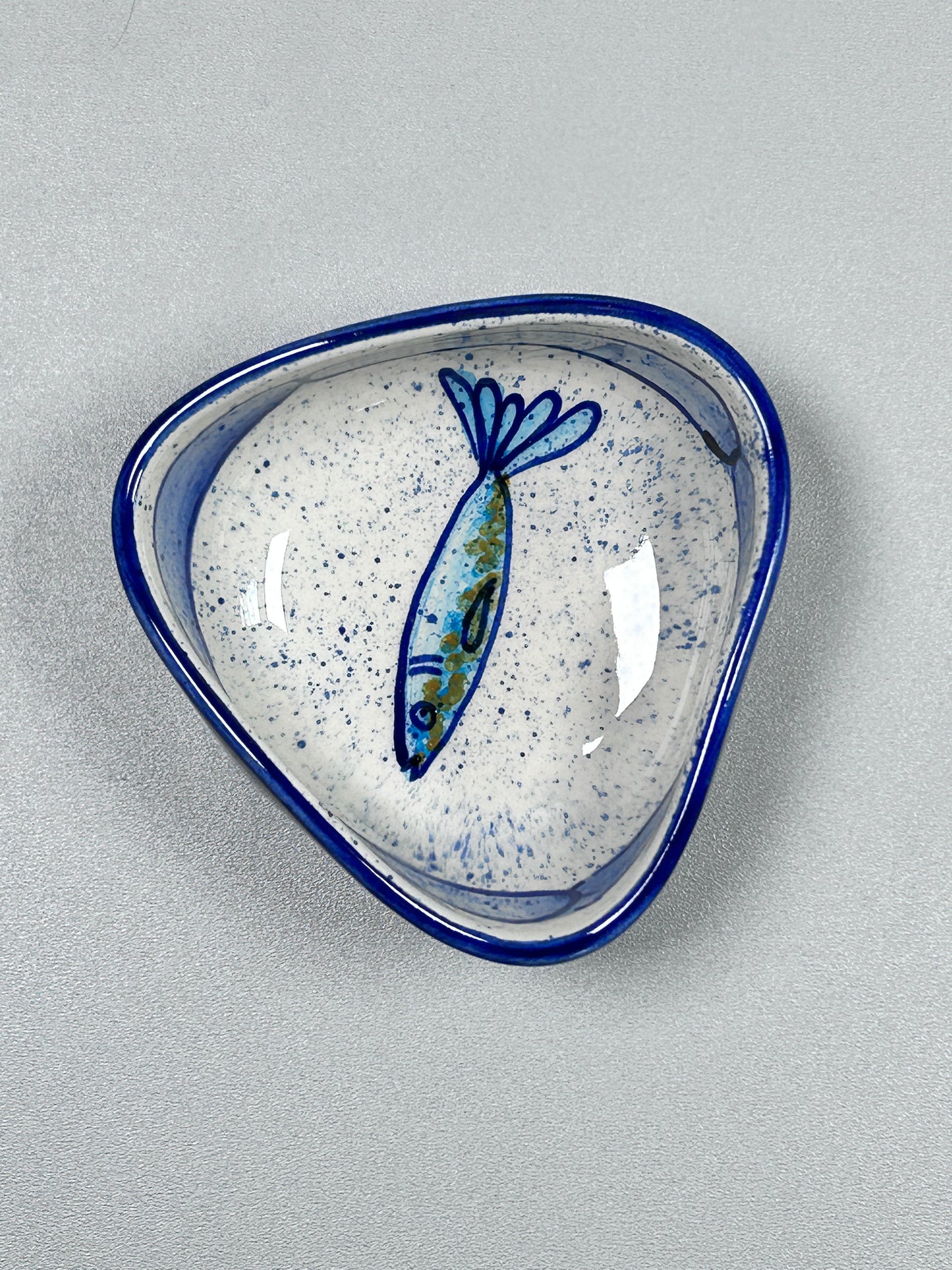 Dreieckige Schale / Dip-Schale "Sardinen", außen blau (Breite: 11 cm  Höhe: 5 cm)