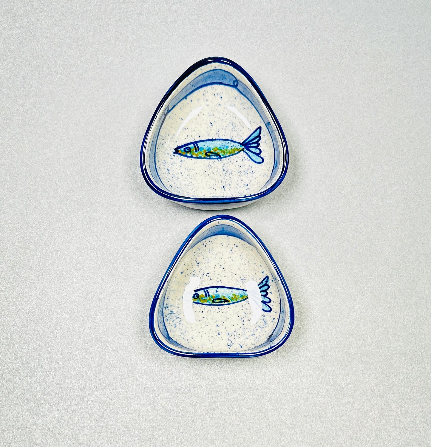 Dreieckige Schale / Dip-Schale "Sardinen", außen blau (Breite: 11 cm  Höhe: 5 cm)
