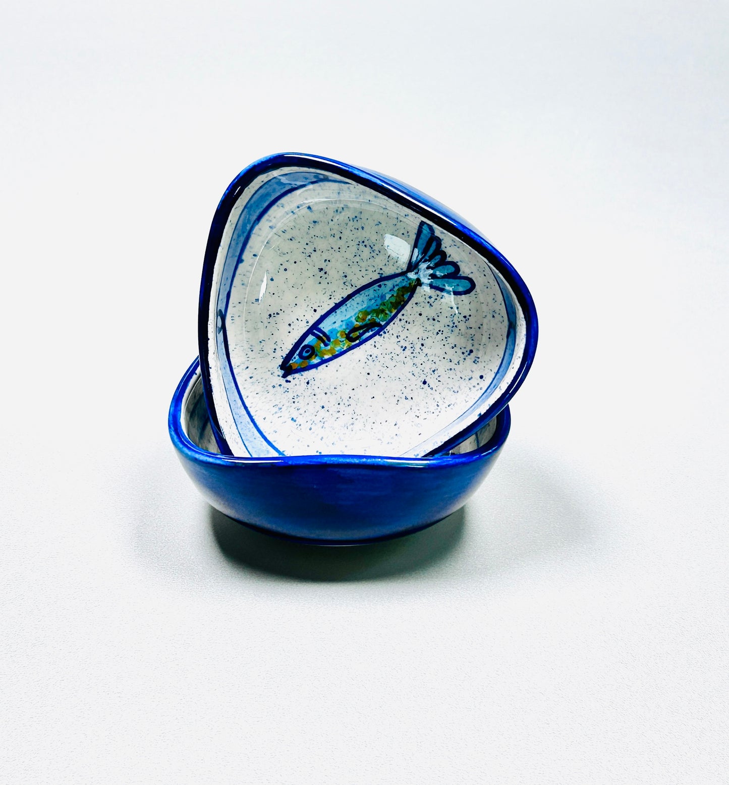 Dreieckige Schale / Dip-Schale "Sardinen", außen blau (Breite: 11 cm  Höhe: 5 cm)
