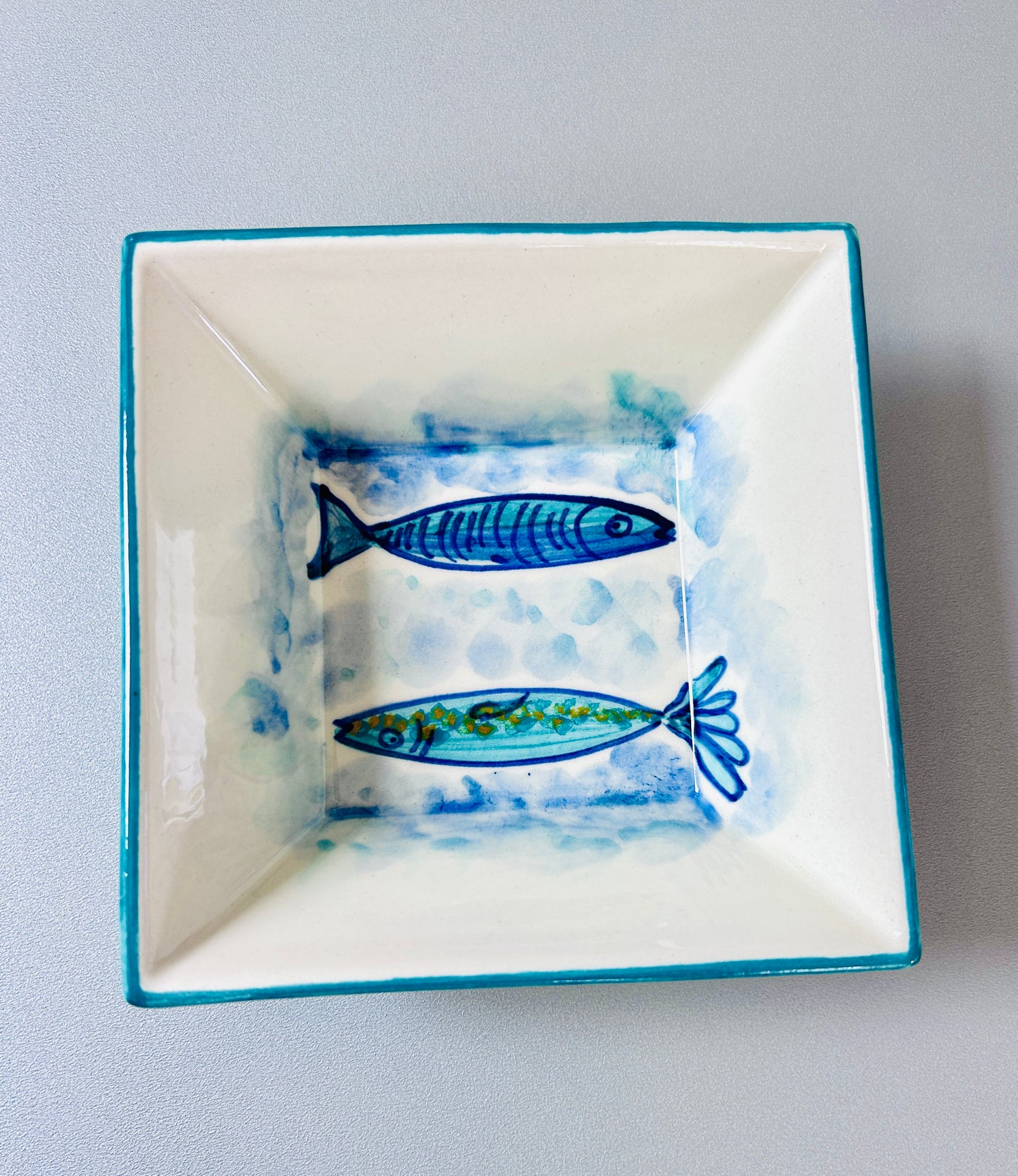 Quadratische Schale "Fischfreunde Nora und Fee", außen türkis (Länge: 14 cm, Höhe: 5 cm)