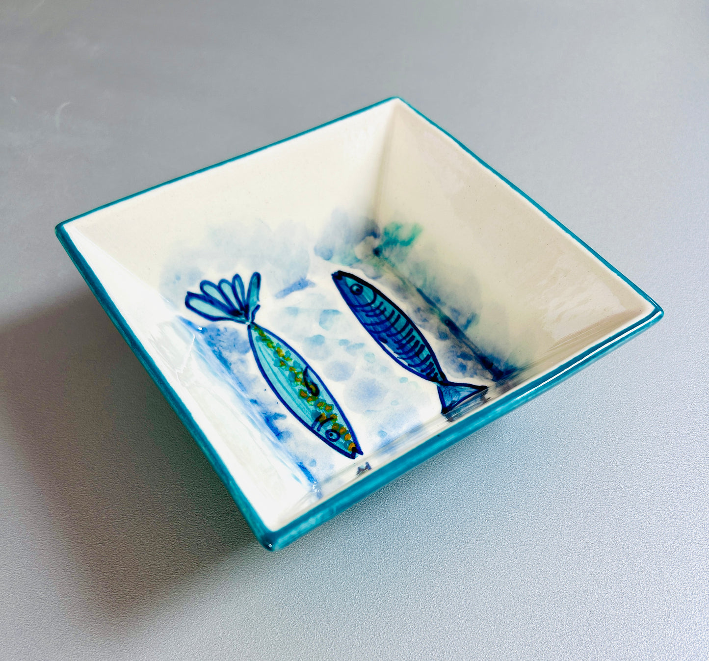 Quadratische Schale "Fischfreunde Nora und Fee", außen türkis (Länge: 14 cm, Höhe: 5 cm)