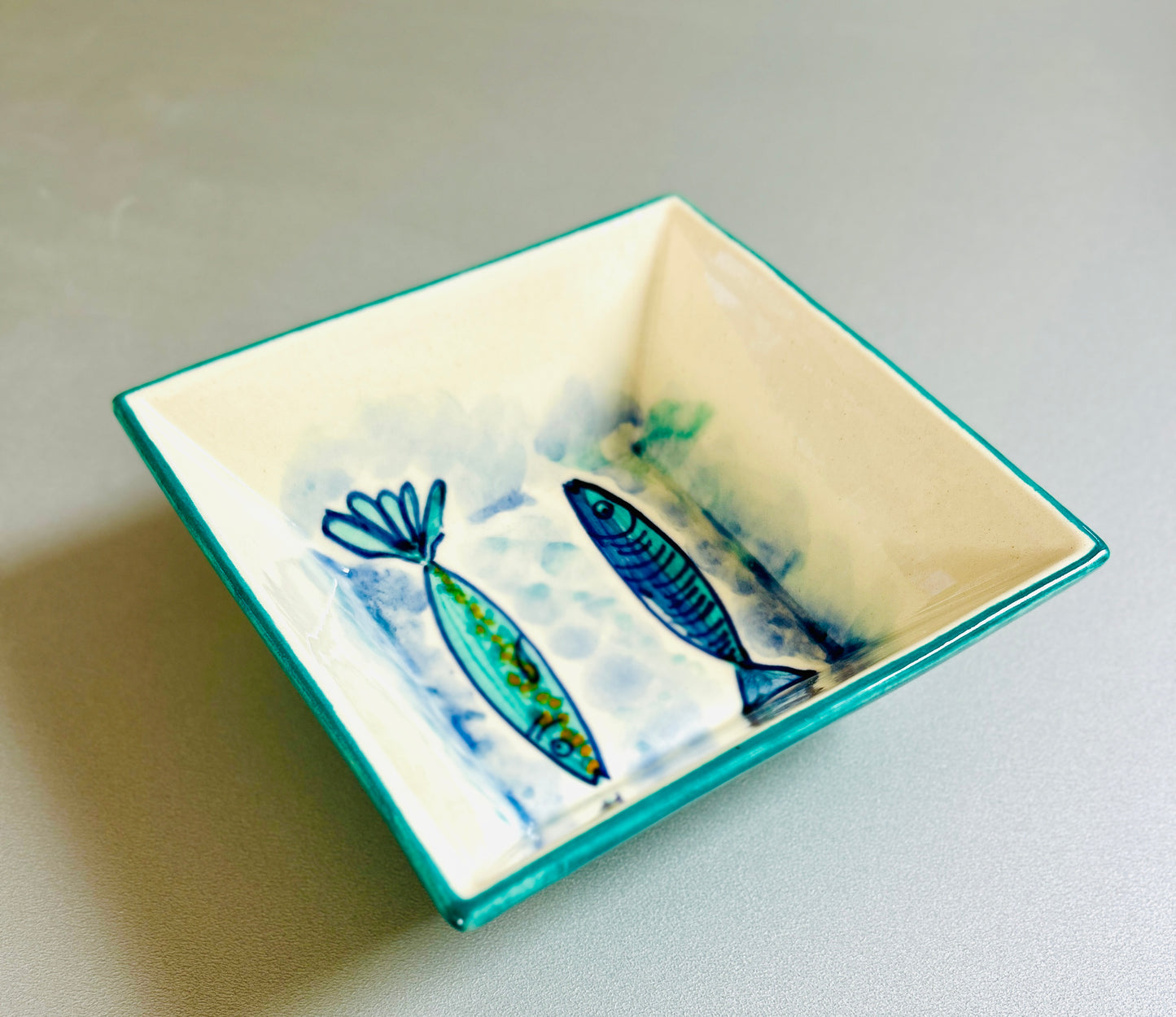 Quadratische Schale "Fischfreunde Nora und Fee", außen türkis (Länge: 14 cm, Höhe: 5 cm)