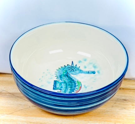 Handgemachte Keramikschale (23 cm) mit außen leuchtend blauer Glasur und handgemaltem Seepferdchen-Motiv in Blau-, Türkis- und Grüntönen, feinen Details und geschwungenen Linien auf weißem Grund.