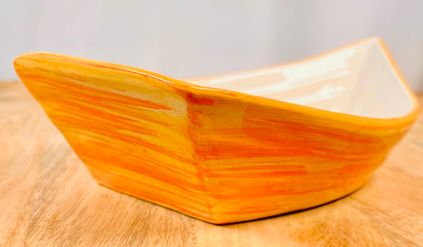 Handgemachte Keramikschale in kreativer Bootsform (34 cm) mit detailreich handgemaltem, leuchtend orangem Hummer-Motiv, geschwungenen Linien und zarten blauen Wasserakzenten auf weißem Grund.