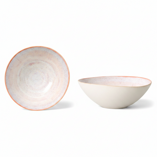 Terrafina Aurora Salatschüssel – Draufsicht und Seitenansicht mit rosa-lavendelfarbenem Aurora-Farbschimmer und lachsfarbenem Rand, Ø 26,5 cm, 1.600 ml, handgefertigt in Portugal