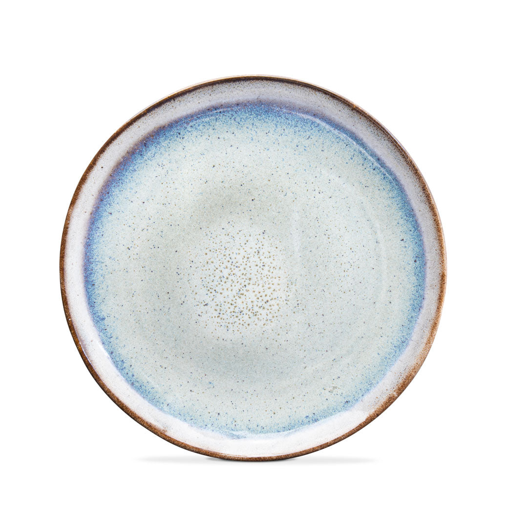 Terrafina Sail Flachteller – Draufsicht mit reaktiver Glasur in Steingrau und blauem Schimmer, Ø 28,5 cm, handgefertigt in Portugal