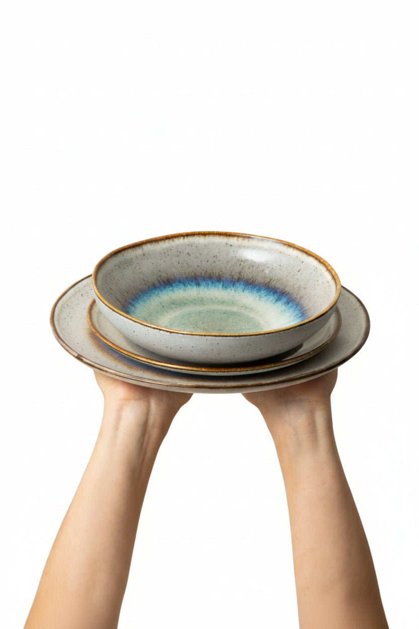 Terrafina Sail Geschirrset mit Pastateller – Flachteller und Pastateller in Händen gehalten, reaktive Glasur in Grau und Blau, handgefertigt in Portugal