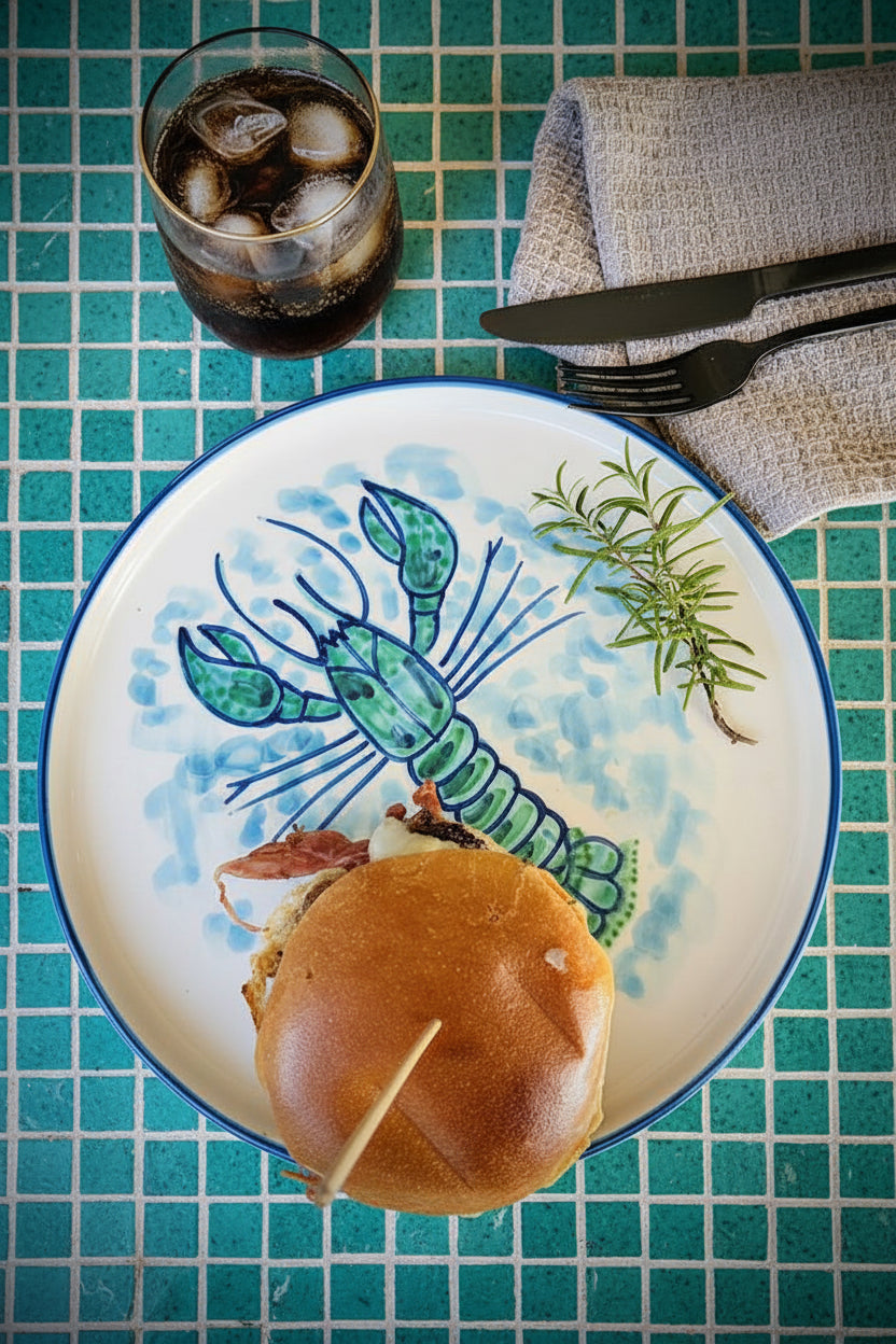 Flacher Teller mit Rand in blau "Fred der Hummer" (Ø 26 cm)